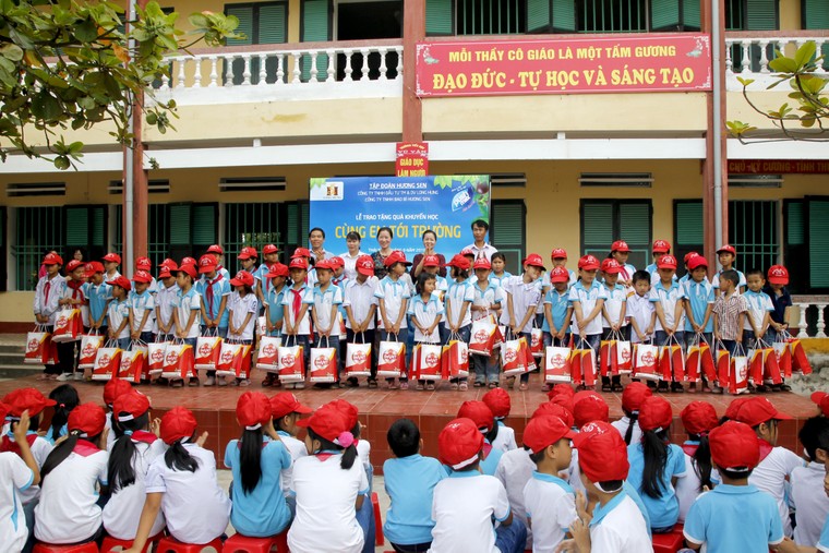 ‘Cùng em tới trường’ trao niềm vui tới hàng ngàn em nhỏ ảnh 1
