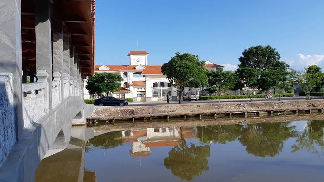 Trường THPT Kim Sơn B treo cờ rủ tưởng niệm Chủ tịch nước ảnh 1