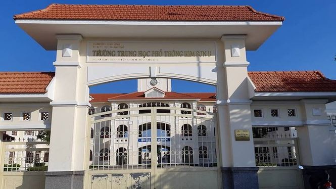 Trường THPT Kim Sơn B treo cờ rủ tưởng niệm Chủ tịch nước ảnh 3