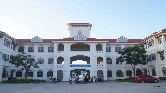 Trường THPT Kim Sơn B treo cờ rủ tưởng niệm Chủ tịch nước ảnh 4