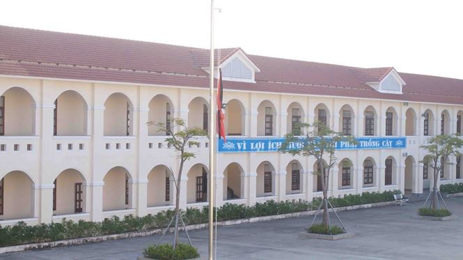 Trường THPT Kim Sơn B treo cờ rủ tưởng niệm Chủ tịch nước ảnh 6