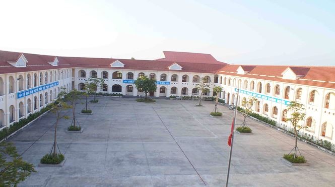 Trường THPT Kim Sơn B treo cờ rủ tưởng niệm Chủ tịch nước ảnh 5