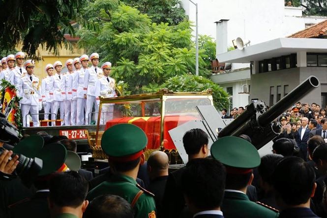 Cỗ linh xa đưa Chủ tịch nước Trần Đại Quang rời nhà tang lễ ảnh 2