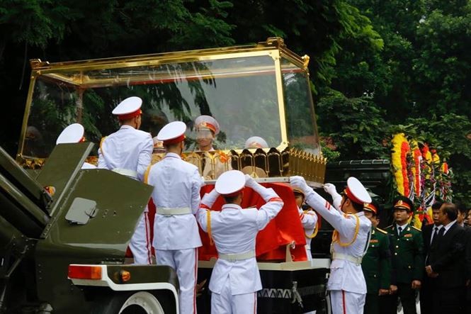 Cỗ linh xa đưa Chủ tịch nước Trần Đại Quang rời nhà tang lễ ảnh 4