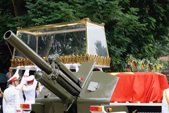 Cỗ linh xa đưa Chủ tịch nước Trần Đại Quang rời nhà tang lễ ảnh 5