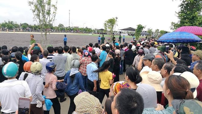 Người dân Ninh Bình đội mưa, xếp hàng dài đón linh cữu Chủ tịch nước ảnh 11