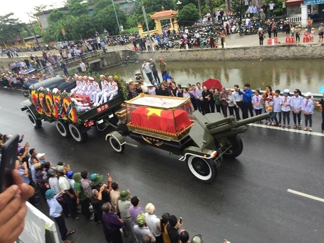 Người dân Ninh Bình đội mưa, xếp hàng dài đón linh cữu Chủ tịch nước ảnh 12