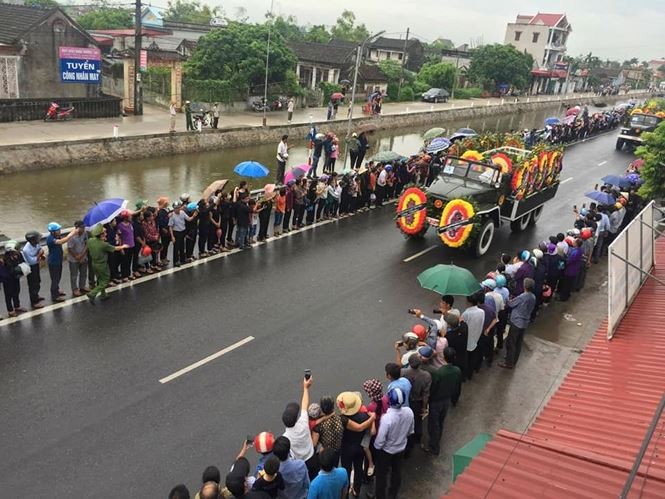 Người dân Ninh Bình đội mưa, xếp hàng dài đón linh cữu Chủ tịch nước ảnh 13