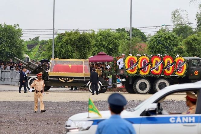 Người dân Ninh Bình đội mưa, xếp hàng dài đón linh cữu Chủ tịch nước ảnh 14