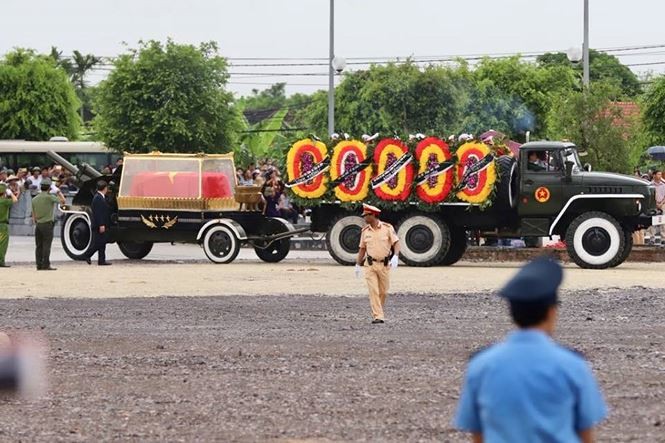 Người dân Ninh Bình đội mưa, xếp hàng dài đón linh cữu Chủ tịch nước ảnh 15