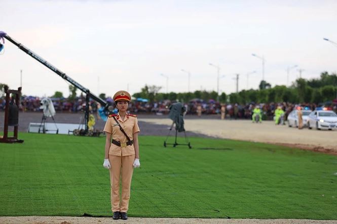 Người dân Ninh Bình đội mưa, xếp hàng dài đón linh cữu Chủ tịch nước ảnh 16