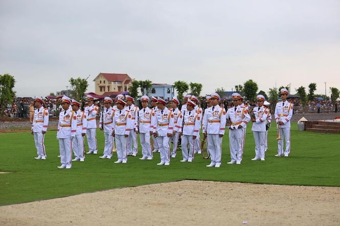 Người dân Ninh Bình đội mưa, xếp hàng dài đón linh cữu Chủ tịch nước ảnh 17