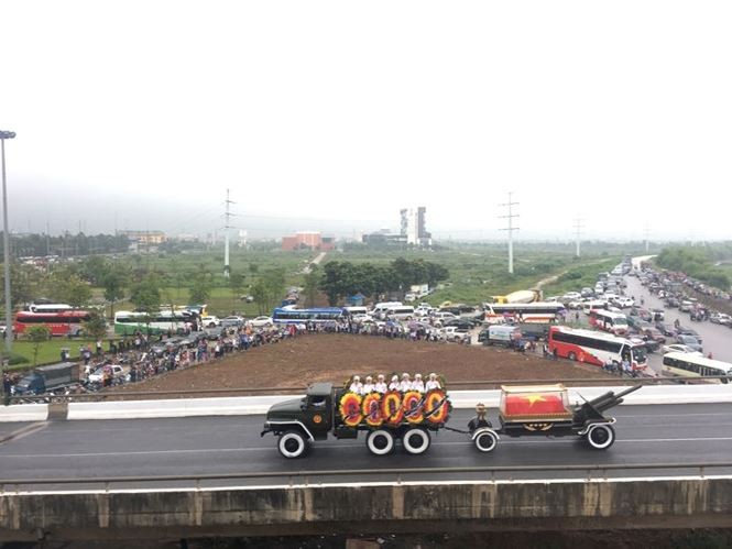 Người dân Ninh Bình đội mưa, xếp hàng dài đón linh cữu Chủ tịch nước ảnh 1