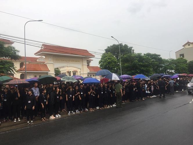 Người dân Ninh Bình đội mưa, xếp hàng dài đón linh cữu Chủ tịch nước ảnh 2
