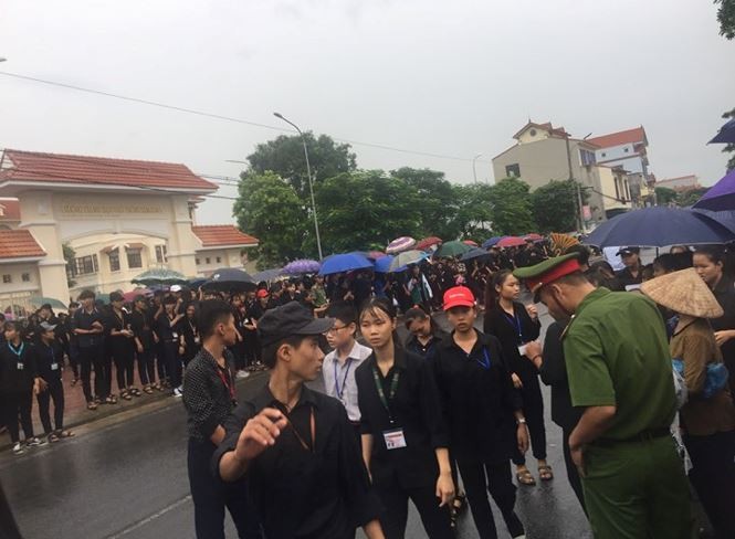 Người dân Ninh Bình đội mưa, xếp hàng dài đón linh cữu Chủ tịch nước ảnh 3