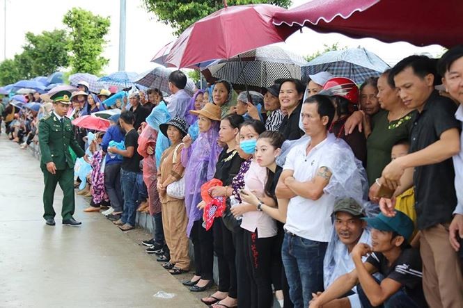 Người dân Ninh Bình đội mưa, xếp hàng dài đón linh cữu Chủ tịch nước ảnh 4