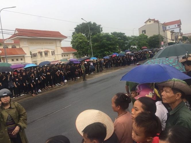 Người dân Ninh Bình đội mưa, xếp hàng dài đón linh cữu Chủ tịch nước ảnh 5