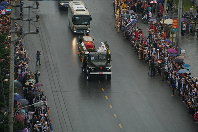 Người dân Ninh Bình đội mưa, xếp hàng dài đón linh cữu Chủ tịch nước ảnh 6