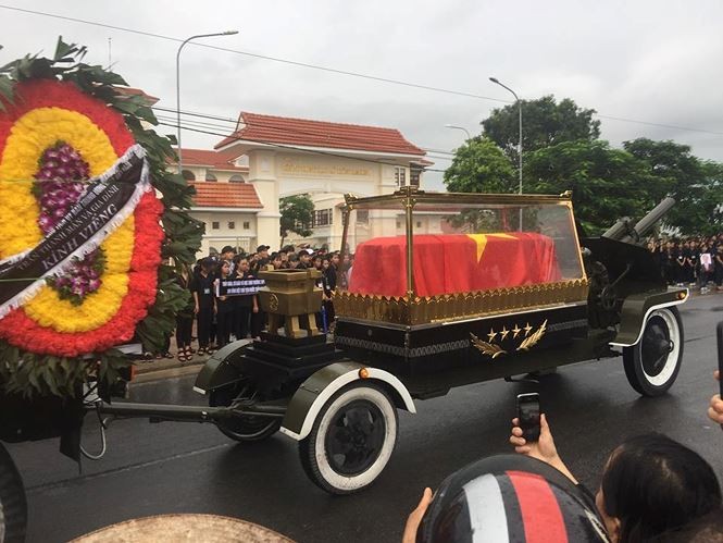 Người dân Ninh Bình đội mưa, xếp hàng dài đón linh cữu Chủ tịch nước ảnh 8