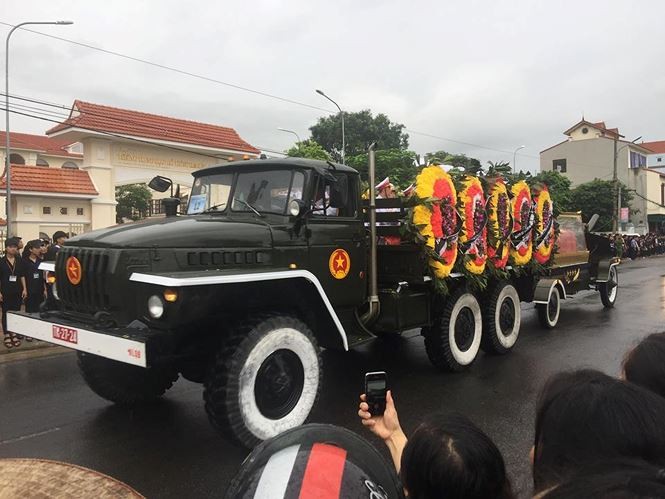 Người dân Ninh Bình đội mưa, xếp hàng dài đón linh cữu Chủ tịch nước ảnh 9