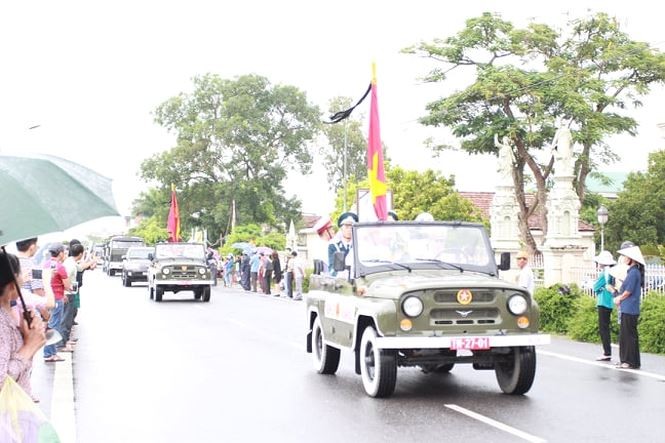 Người dân Ninh Bình đội mưa, xếp hàng dài đón linh cữu Chủ tịch nước ảnh 10