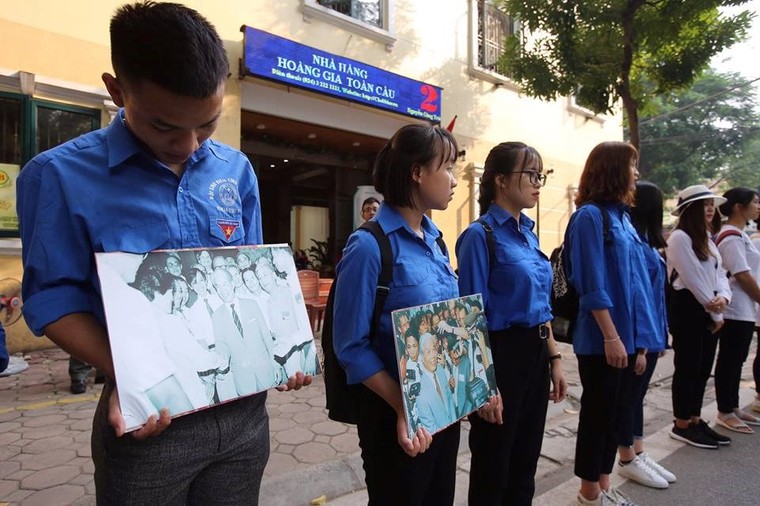 Người dân xúc động mang ảnh nguyên Tổng Bí thư Đỗ Mười chờ truy điệu ảnh 3