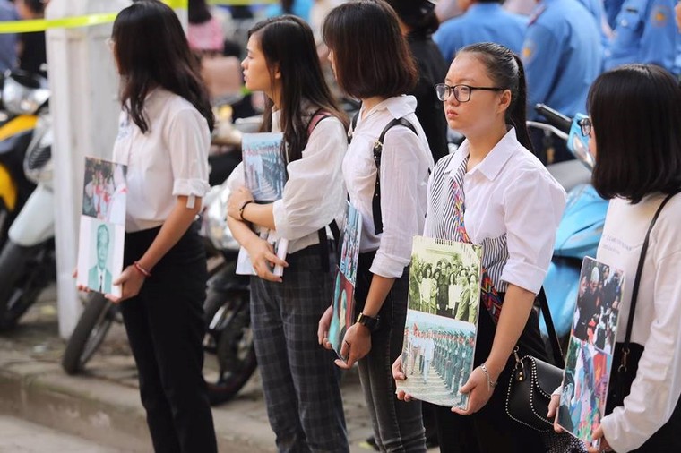 Người dân xúc động mang ảnh nguyên Tổng Bí thư Đỗ Mười chờ truy điệu ảnh 4