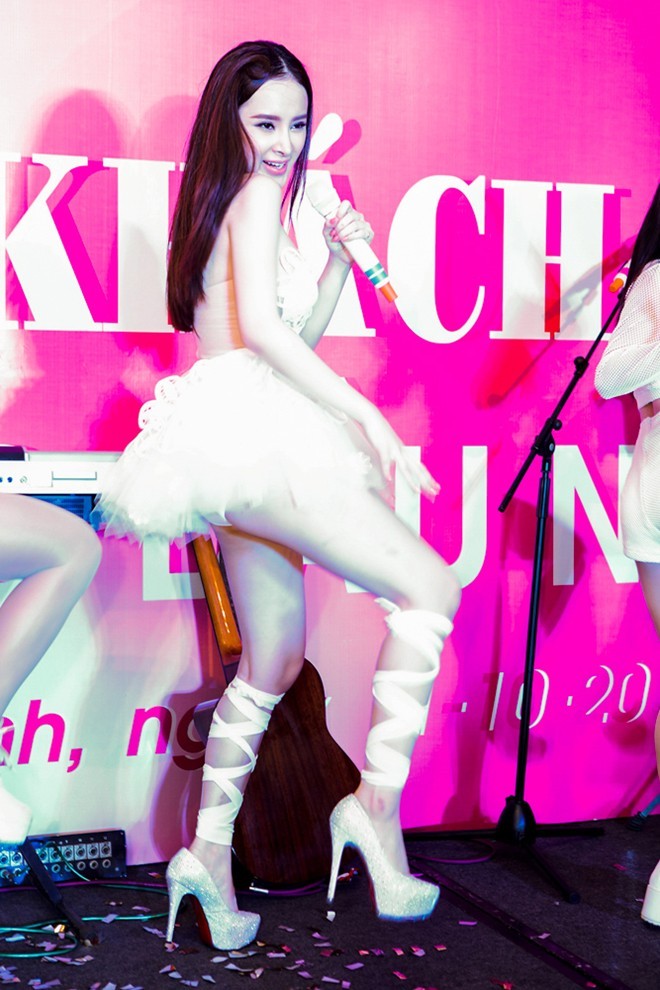 Không chỉ Chi Pu, những người đẹp này khi lấn sân ca hát cũng dính mác 'thảm họa' ảnh 2