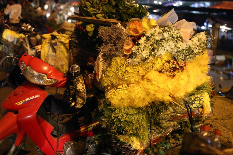 Chợ hoa đêm Quảng An nhộn nhịp trước thềm 20/10 ảnh 2