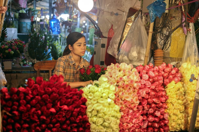 Chợ hoa đêm Quảng An nhộn nhịp trước thềm 20/10 ảnh 3