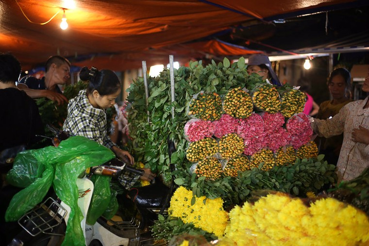 Chợ hoa đêm Quảng An nhộn nhịp trước thềm 20/10 ảnh 7