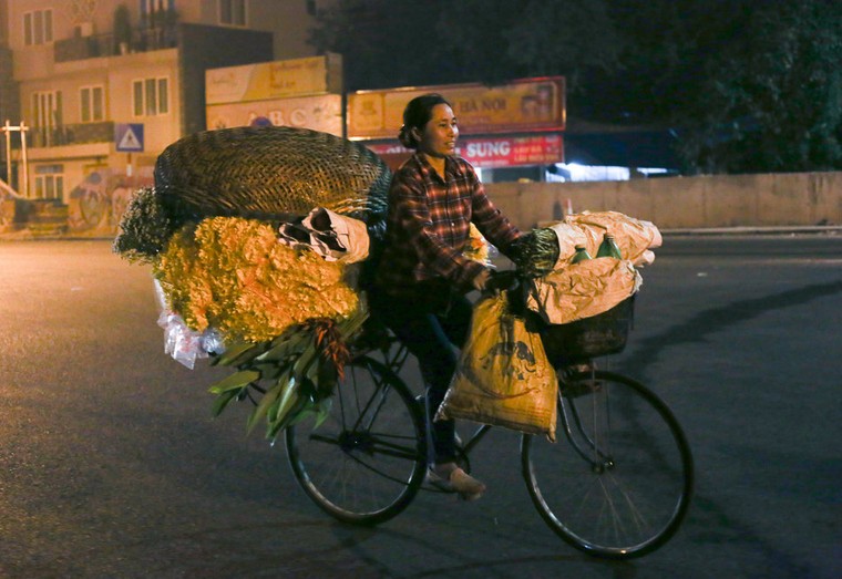 Chợ hoa đêm Quảng An nhộn nhịp trước thềm 20/10 ảnh 9