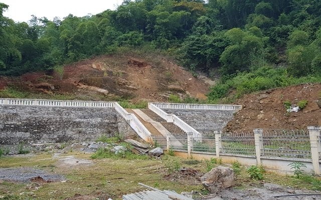 Ngôi trường suốt 3 năm thầy trò không có chỗ đi vệ sinh ảnh 1