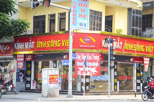 'Đồng phục biển hiệu' ở Hà Nội sau 2 năm đã tự 'thay áo' ảnh 2