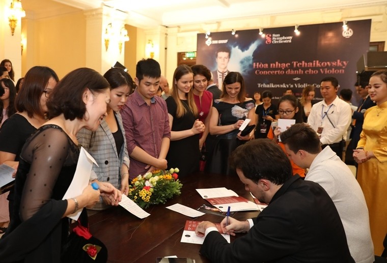 Nghệ sĩ violin giành giải Tchaikovsky 2011 Sergei Dogadin chinh phục người yêu nhạc thủ đô ảnh 1