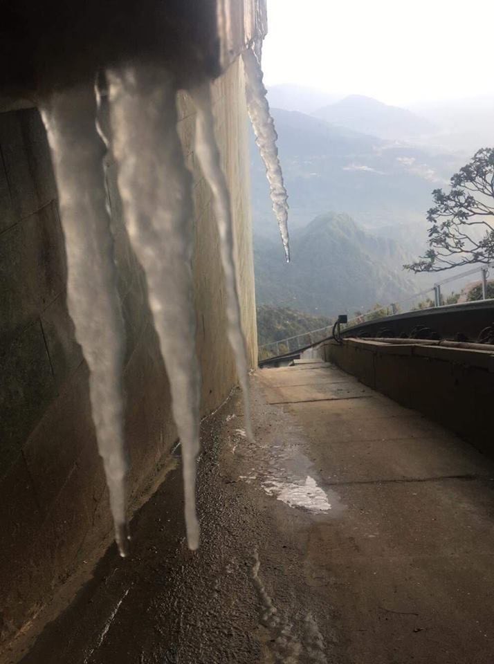 Đợt băng giá đầu tiên đã xuất hiện trên Fansipan ảnh 2