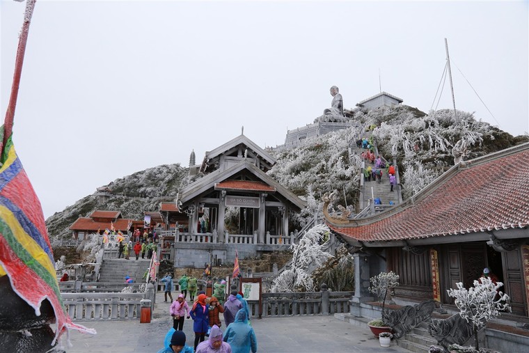 Đợt băng giá đầu tiên đã xuất hiện trên Fansipan ảnh 7