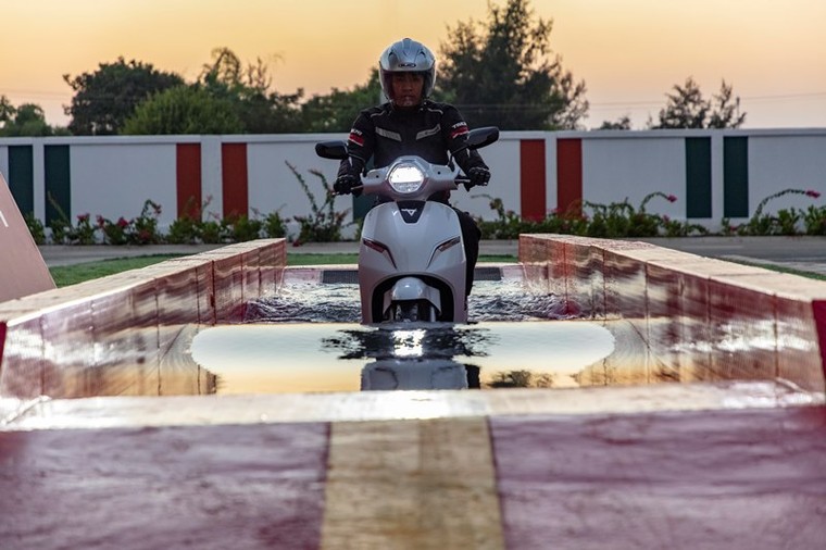 Khánh thành Nhà máy Sản xuất xe máy điện thông minh, VinFast 'tung' mẫu xe Klara chống ngập cao ảnh 3