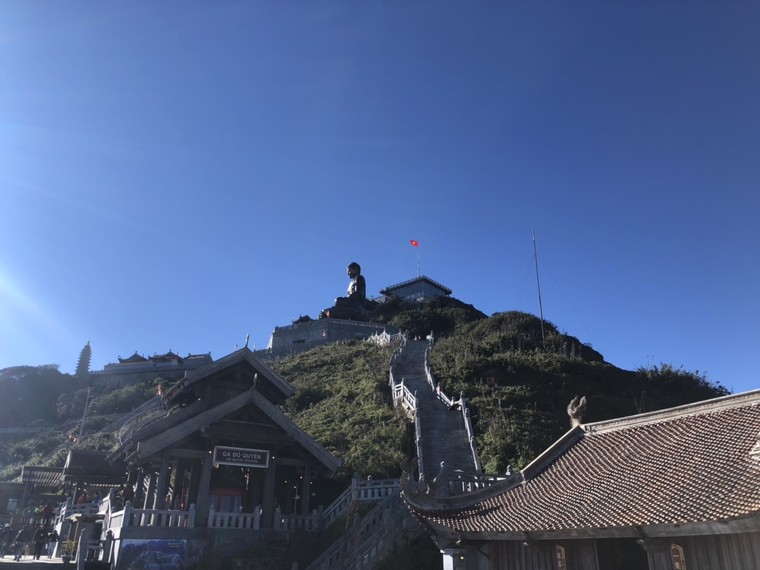 Băng giá tiếp tục xuất hiện, phủ kín mặt chóp Fansipan 3.143m ảnh 4