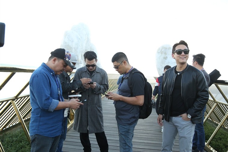 Showbiz Việt ‘Gặp gỡ mùa thu’, khám phá xứ sở Cầu Vàng ảnh 2