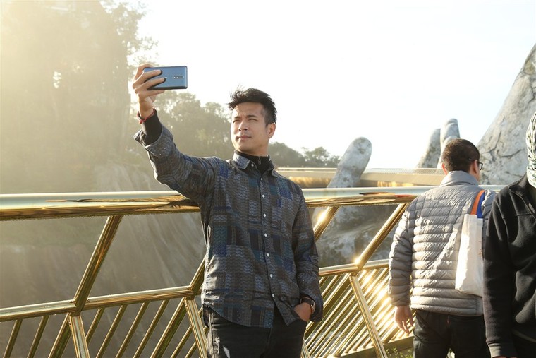 Showbiz Việt ‘Gặp gỡ mùa thu’, khám phá xứ sở Cầu Vàng ảnh 4