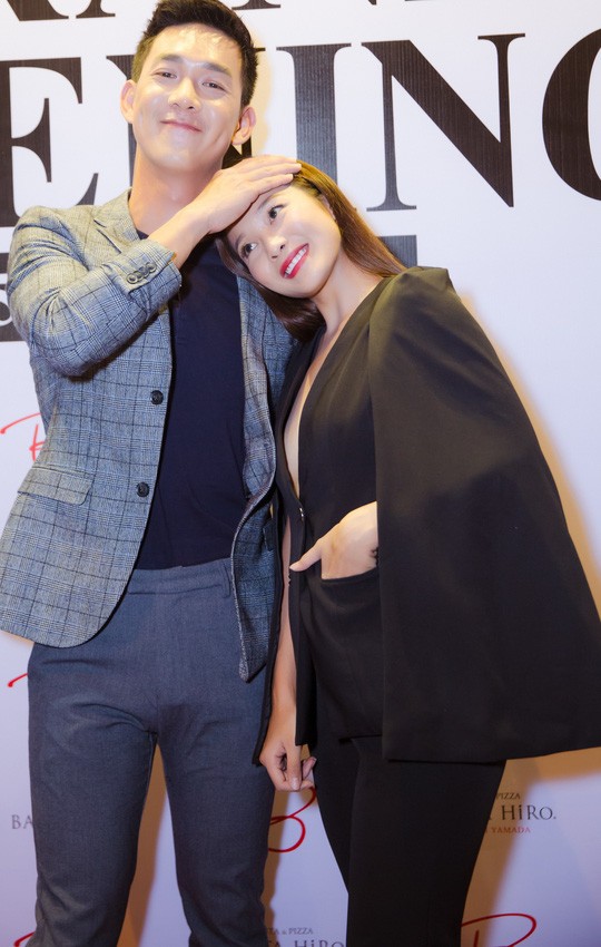 Cặp đôi ‘Hậu duệ mặt trời’ phiên bản Việt tình tứ ngoài đời ảnh 1