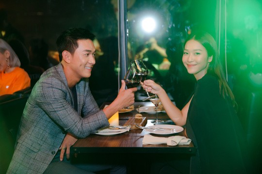 Cặp đôi ‘Hậu duệ mặt trời’ phiên bản Việt tình tứ ngoài đời ảnh 2