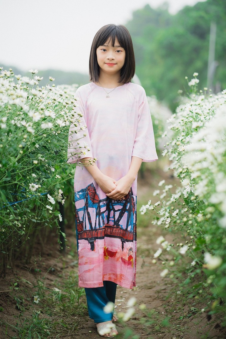 Vẻ đẹp thiên thần của em bé cổ động viên trận Việt Nam - Malaysia ảnh 1