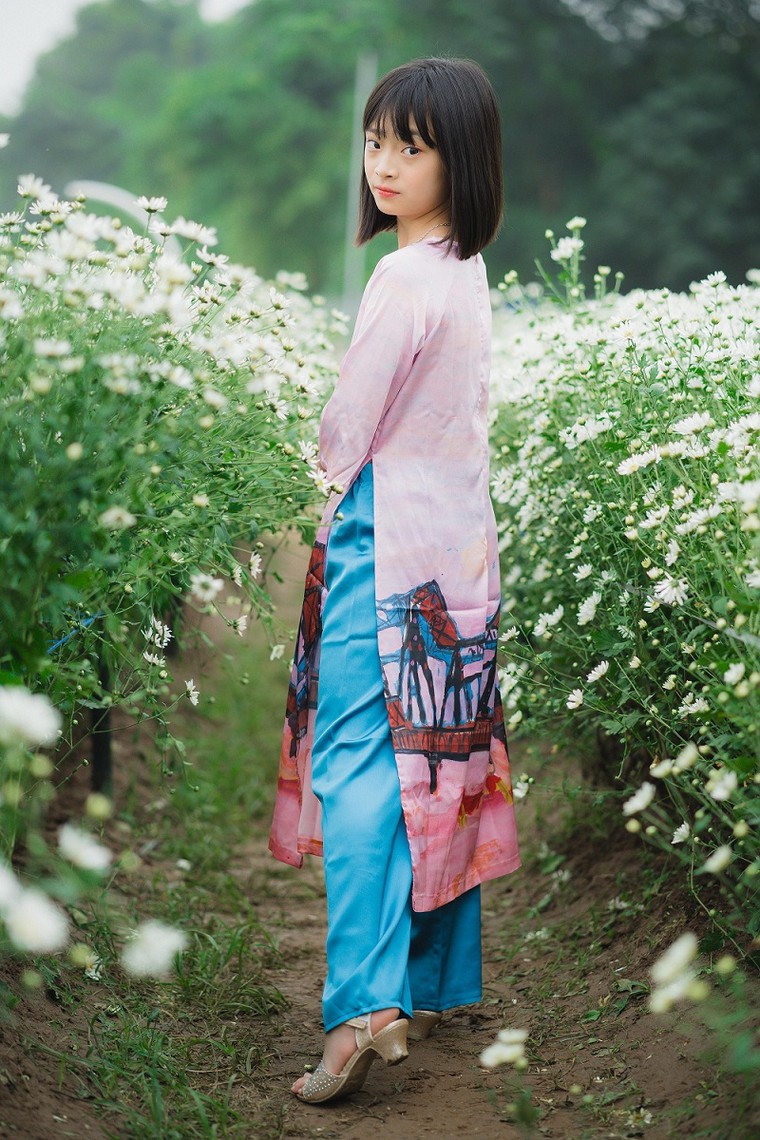 Vẻ đẹp thiên thần của em bé cổ động viên trận Việt Nam - Malaysia ảnh 2