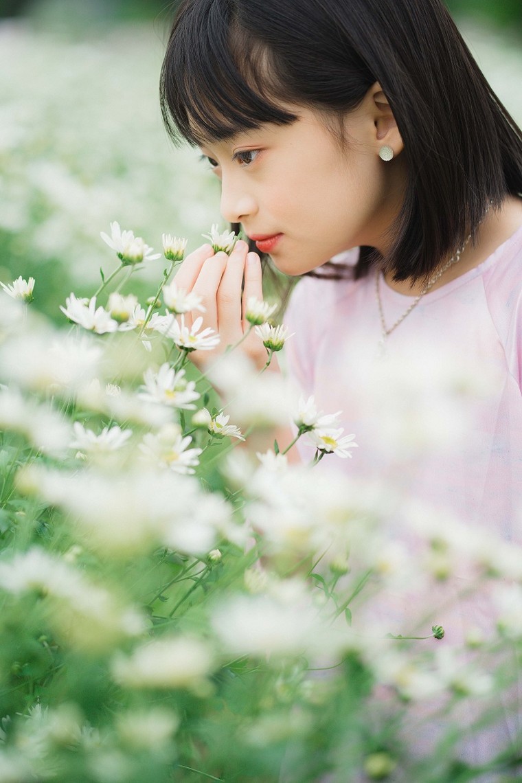 Vẻ đẹp thiên thần của em bé cổ động viên trận Việt Nam - Malaysia ảnh 3