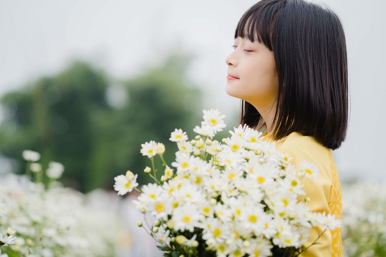 Vẻ đẹp thiên thần của em bé cổ động viên trận Việt Nam - Malaysia ảnh 4