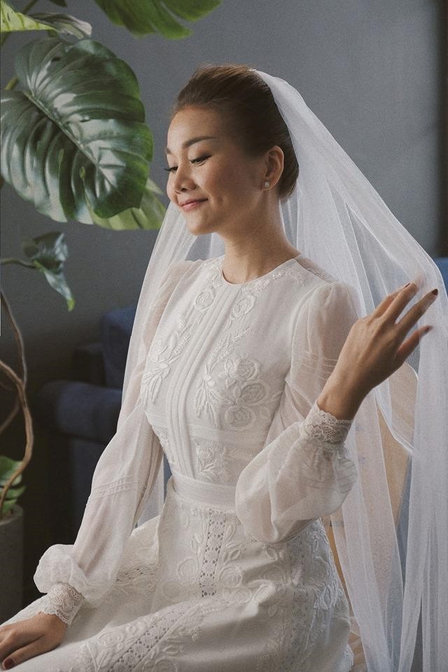 Thanh Hằng đăng ảnh mặc váy cưới, fan nghi Hà Anh Tuấn là chú rể ảnh 1