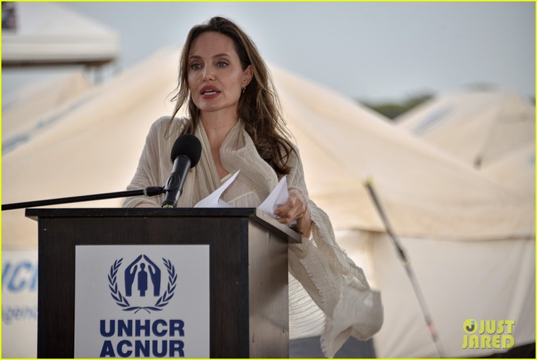 Angelina Jolie thanh lịch, vui vẻ dạo phố cùng các con ảnh 10