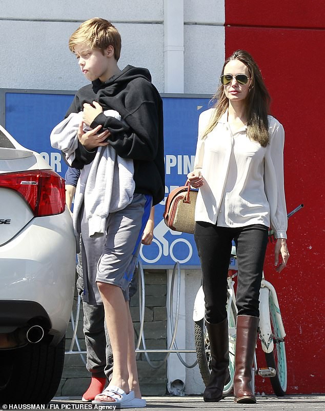 Angelina Jolie thanh lịch, vui vẻ dạo phố cùng các con ảnh 2